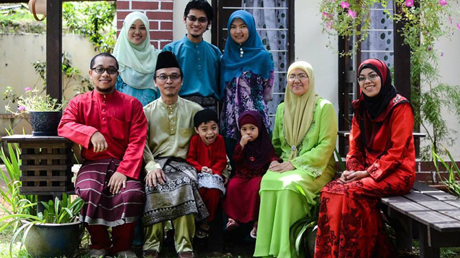 伝統衣装を着たマレーシア人のご一家