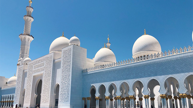 真っ白なモスクが美しい「シェイク・ザイード・グランド・モスク」