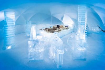 氷の村の氷の露天風呂「アイスインフィニティ」／トマム