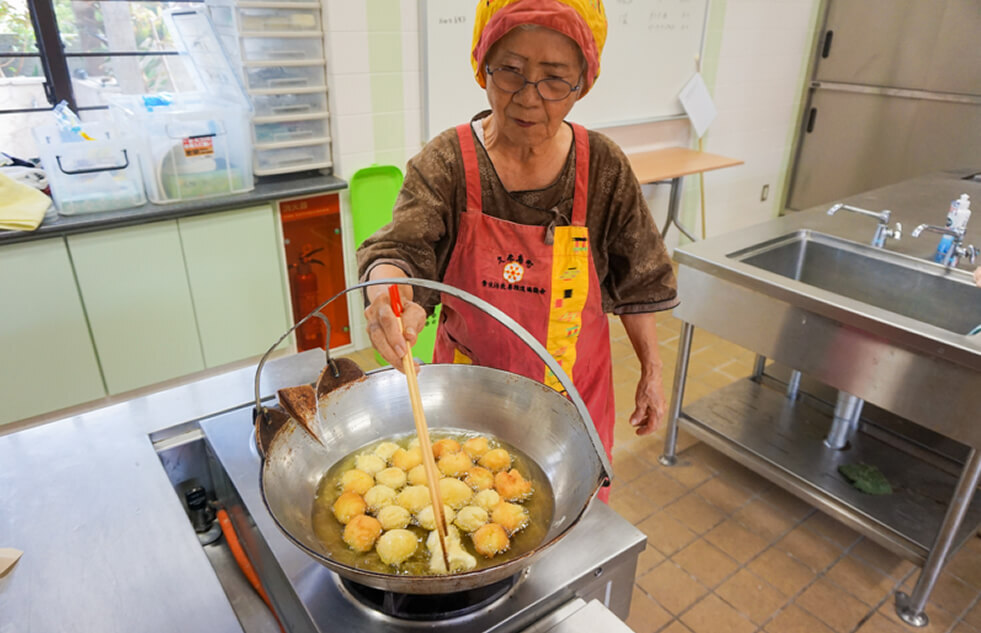 沖縄・久米島でサーターアンダギー作りに挑戦！ 地元のおばぁと楽しいお菓子作り♪