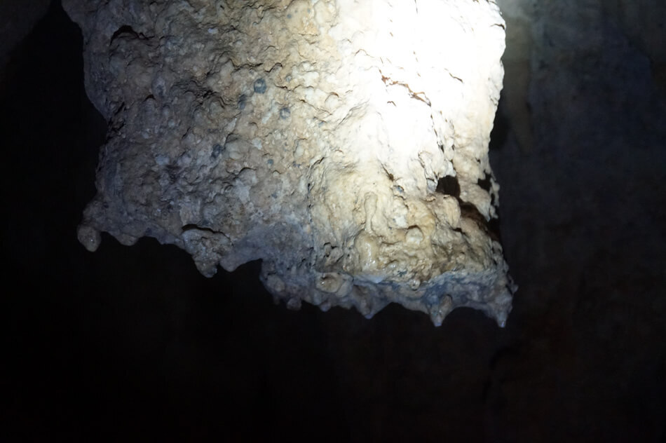 人骨も散らばる 鍾乳洞散策！「ヤジヤーガマ」で久米島の歴史を学ぶ