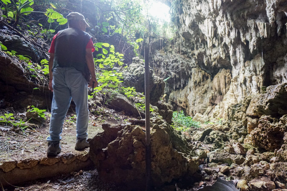 人骨も散らばる 鍾乳洞散策！「ヤジヤーガマ」で久米島の歴史を学ぶ