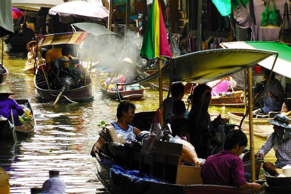 タイ・バンコク旅行の定番観光スポット！人気の3大水上マーケットの見どころをご紹介！！