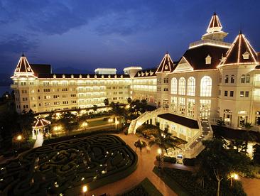 香港ディズニーランドホテルホワイトベアーファミリーのハッピーホリデーツアー