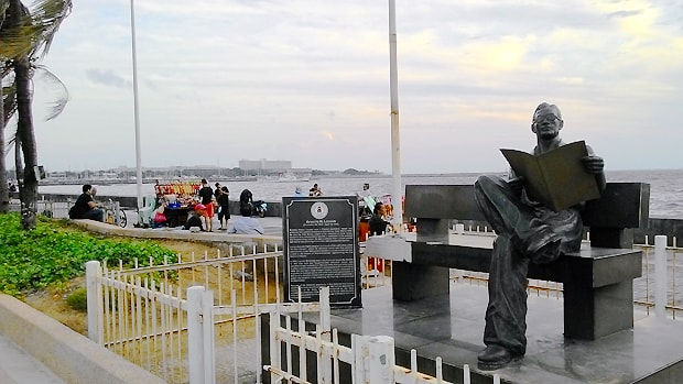 マニラ湾の銅像