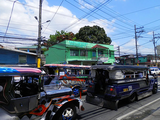 フィリピンの街中を走るジプニー